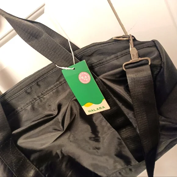 Halara gym duffle bag with adjustable strap, new - Picture 2 of 14